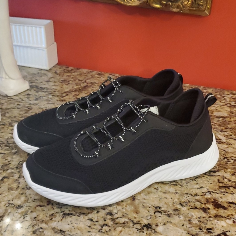 0528 Cheeks Fit Body Sneakers